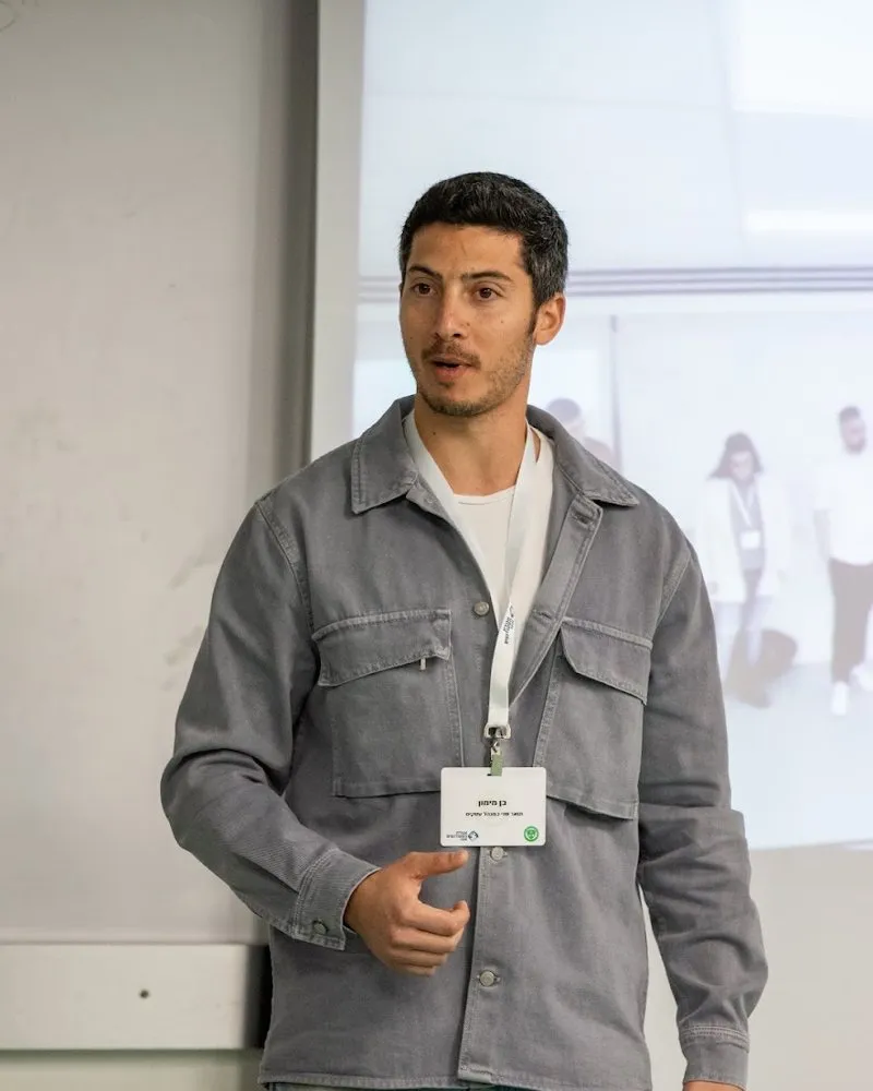 בן מימון מציג בהרצאה